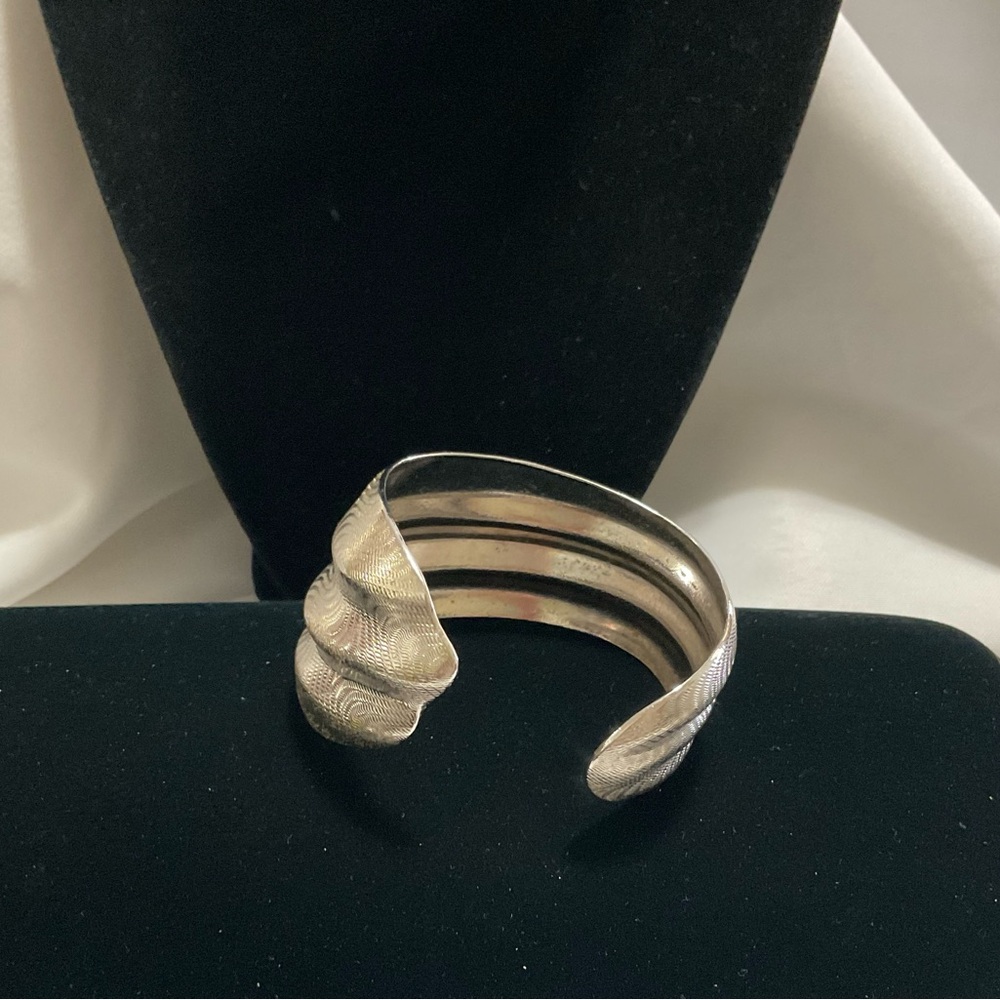 Avon Breathless Collection Swirl Cuff Bracelet (1987) - Picture 4 of 4